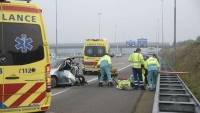 Verongelukte auto met ambulances